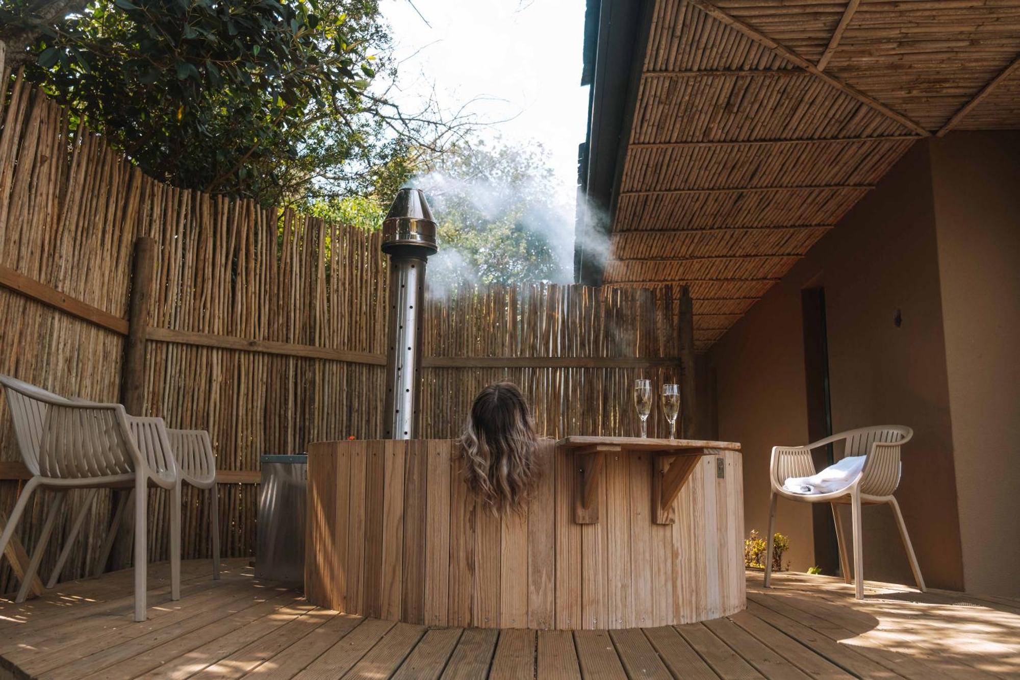 Pezula Nature Retreat Найсне Экстерьер фото A wood-fired hot tub