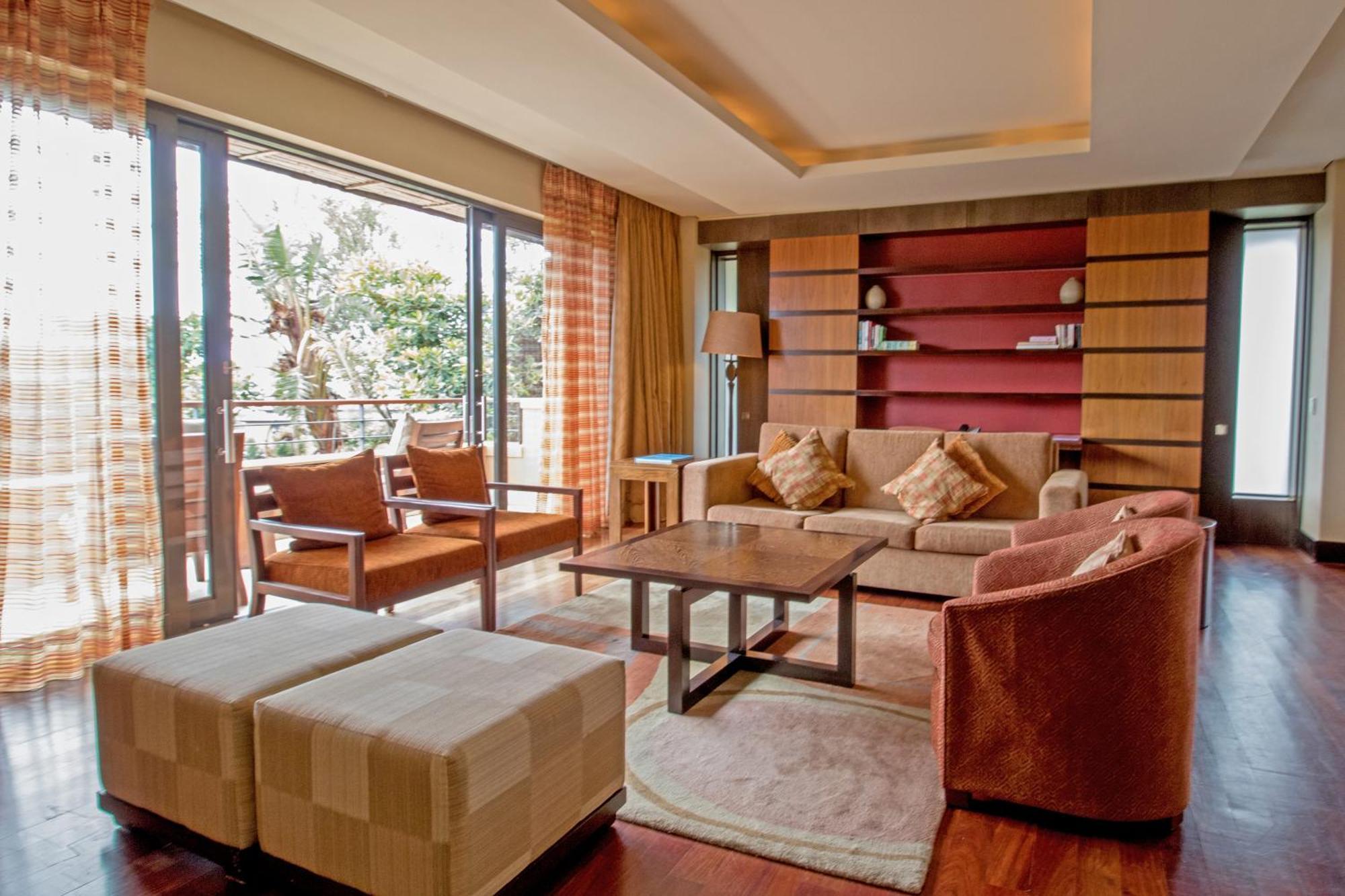 Pezula Nature Retreat Найсне Номер фото A living room in a suite at the Four Seasons Hotel, Mumbai